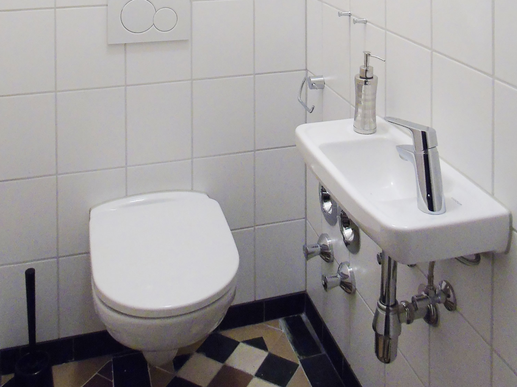 0110_hhal_wohnungen_wo1_toilette_seite